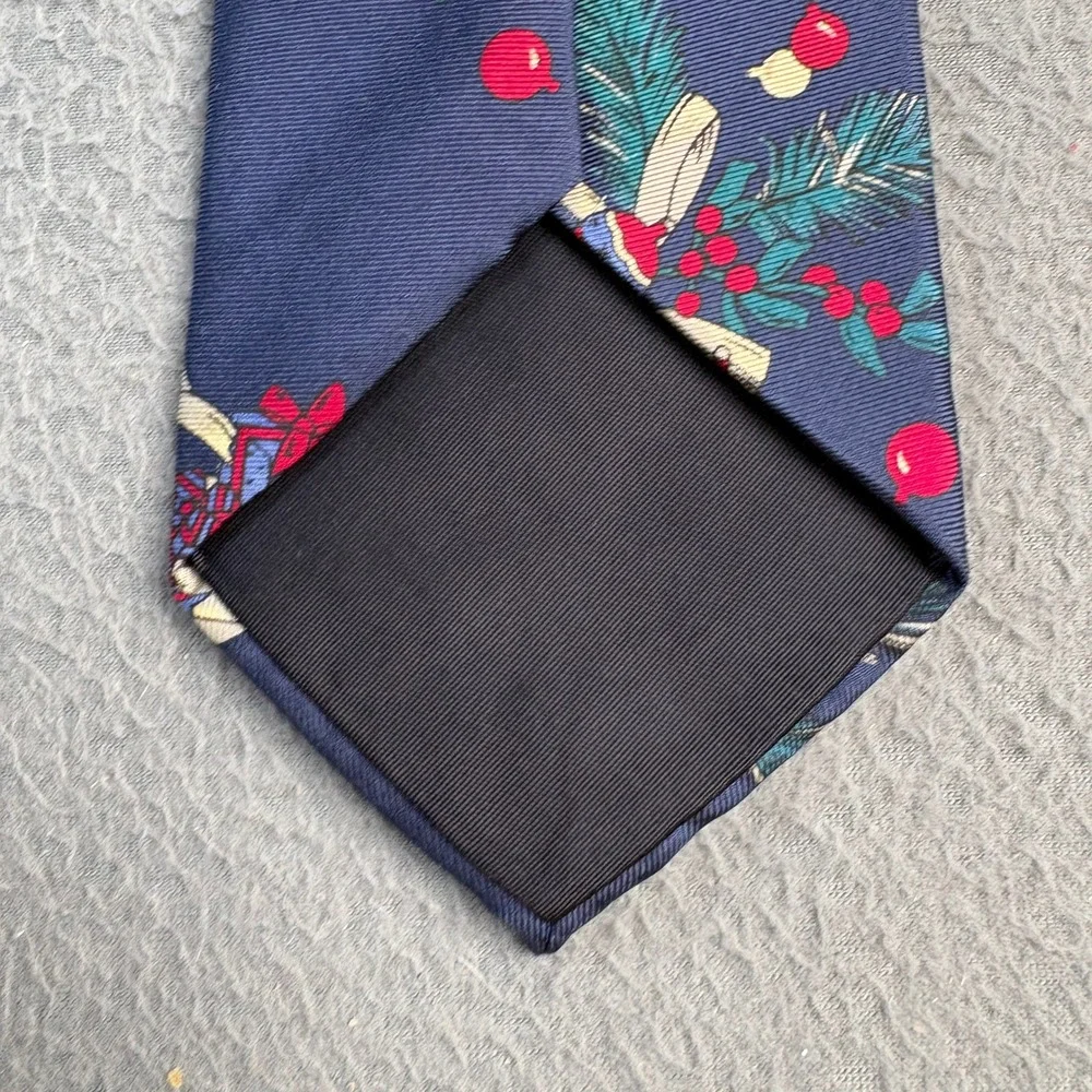 Resilio Mens Christmas Holiday Tie Navy Blue Ornaments Pine Berries Silk Blend